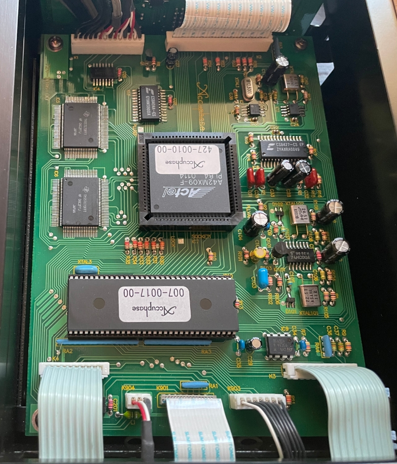 Vnitřní uspořádání přehrávače Accuphase DP-85. Již při prvním pohledu je patrná důsledná konstrukční filozofie značky Accuphase s oddělenými sekcemi.