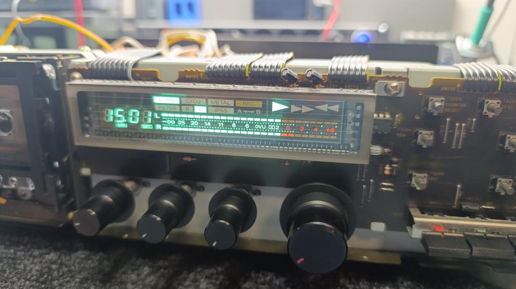 AKAI GX-52 – vyčištěný a ošetřený displej po odstranění usazeného prachu a nečistot. Důkladné vyčištění zobrazovacího panelu a jeho krycího průzoru obnovilo čitelnost údajů a původní estetický vzhled čelního panelu magnetofonu.
