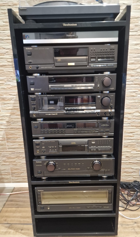 Kompletní sestava Technics již na svém místě.